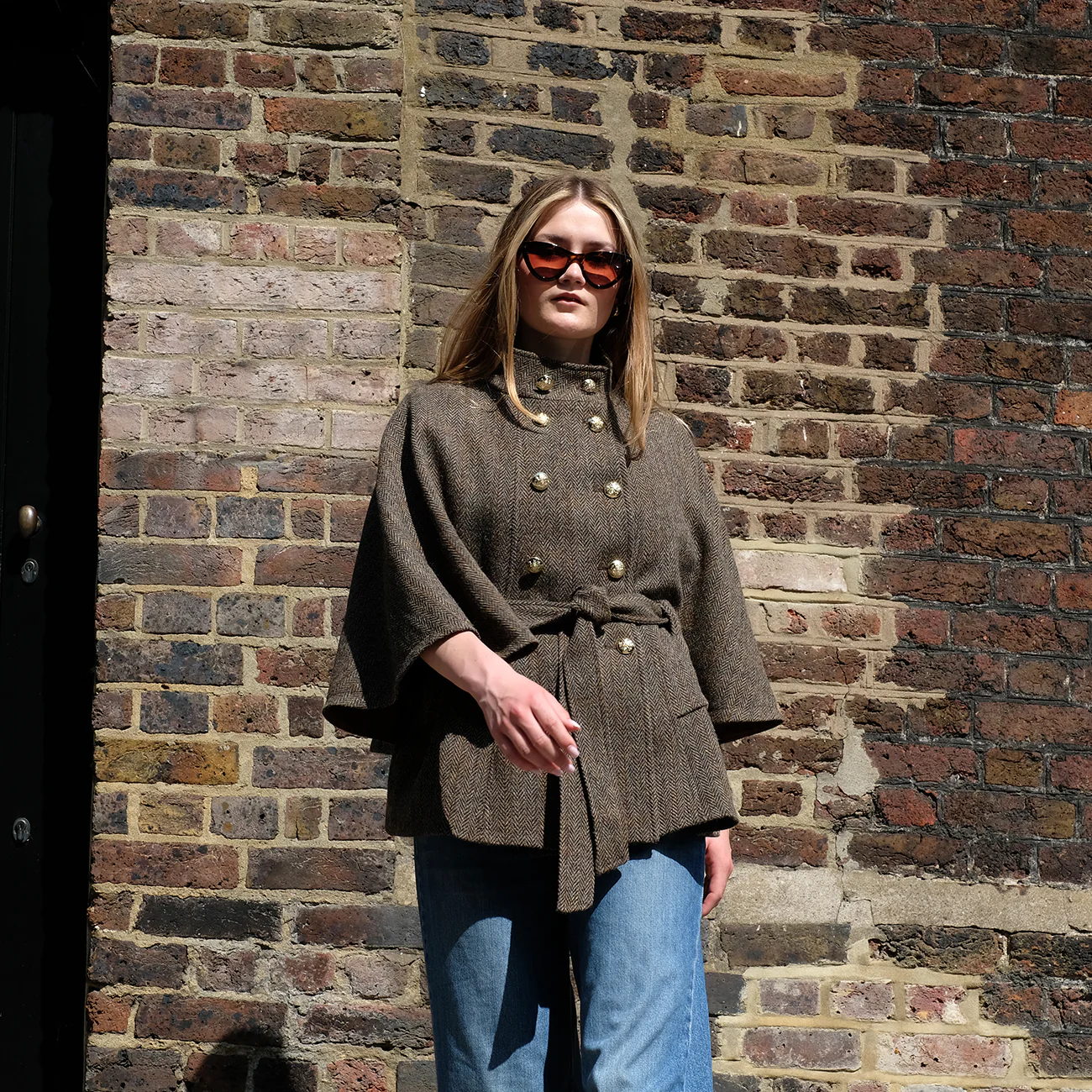 Harris Tweed Cape with golden buttons - Image 4